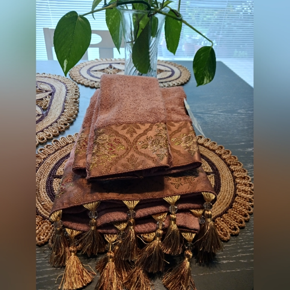 NWT 3 piece Avanti MauveBath Towel Set 100% cotton & Golden Silk Trim & Tassels.